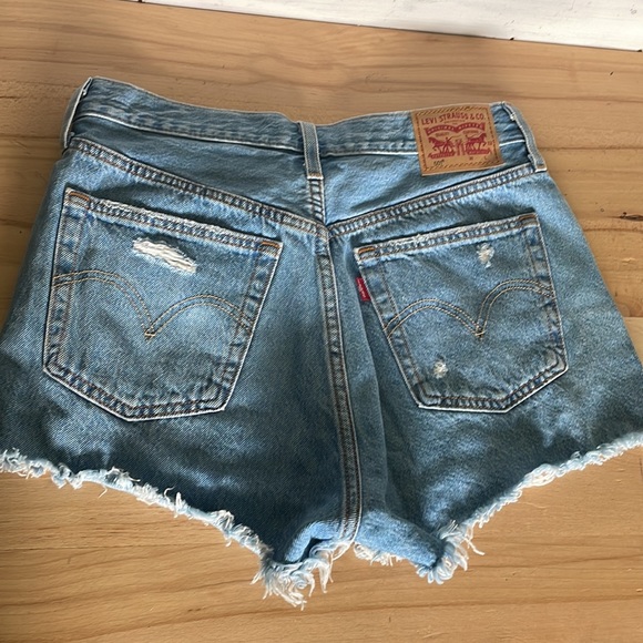Levi 501 Cutoff Shorts Size 27 - Picture 2 of 6